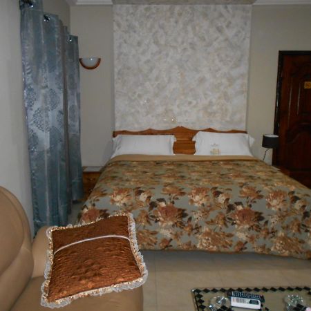 Agla Hotel Lome Bagian luar foto