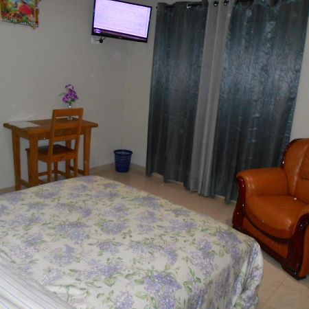 Agla Hotel Lome Bagian luar foto