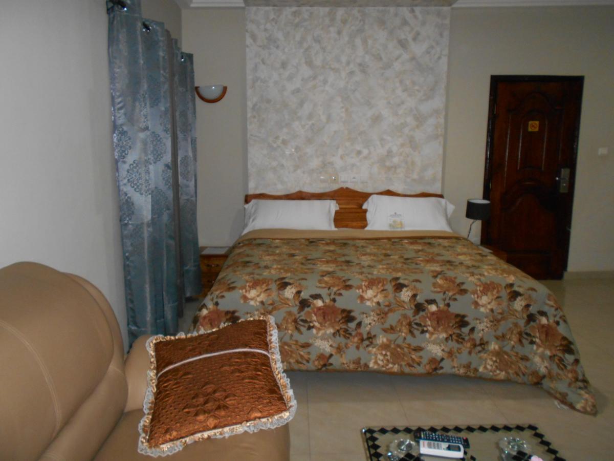 Agla Hotel Lome Bagian luar foto