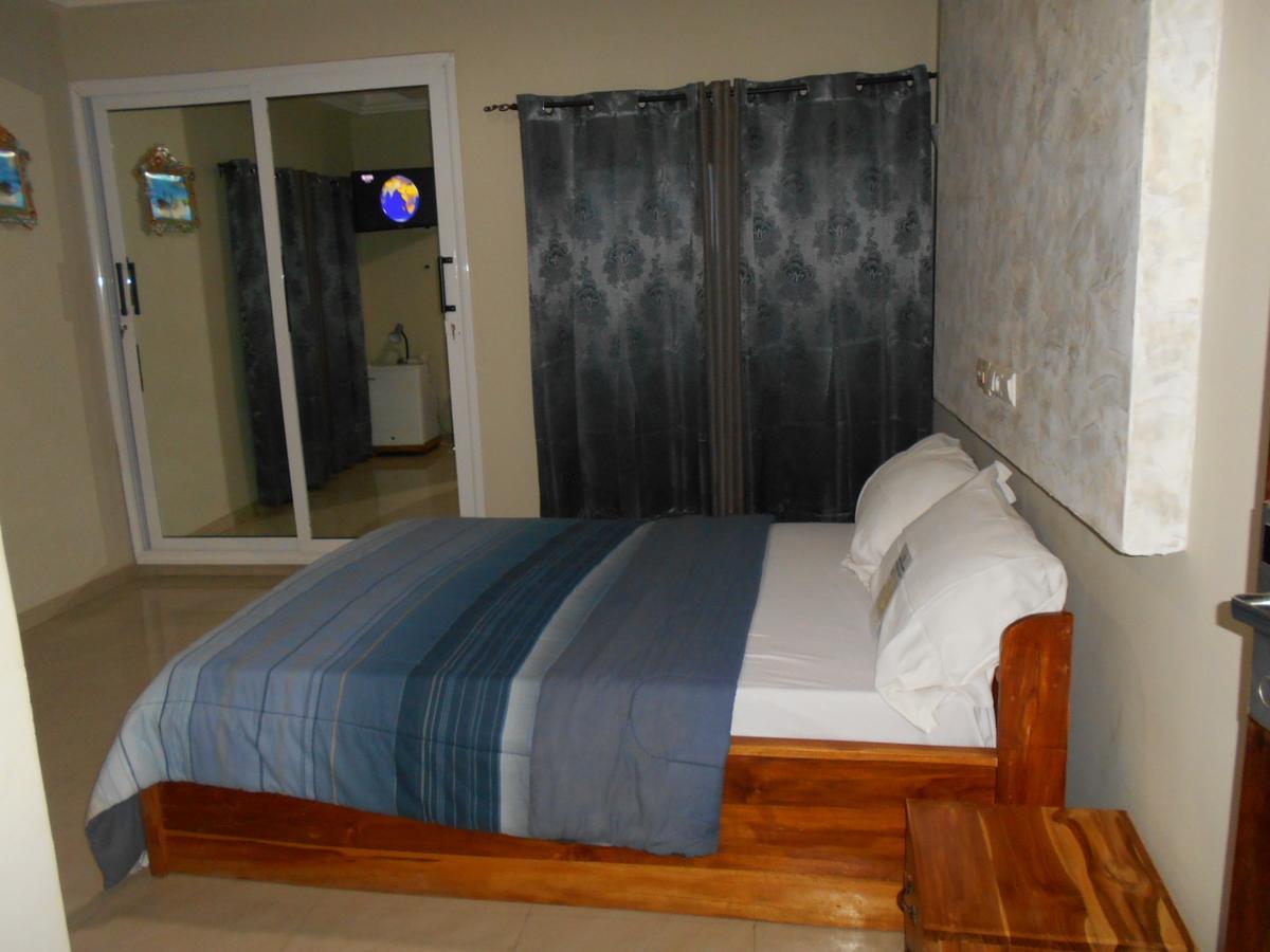 Agla Hotel Lome Bagian luar foto