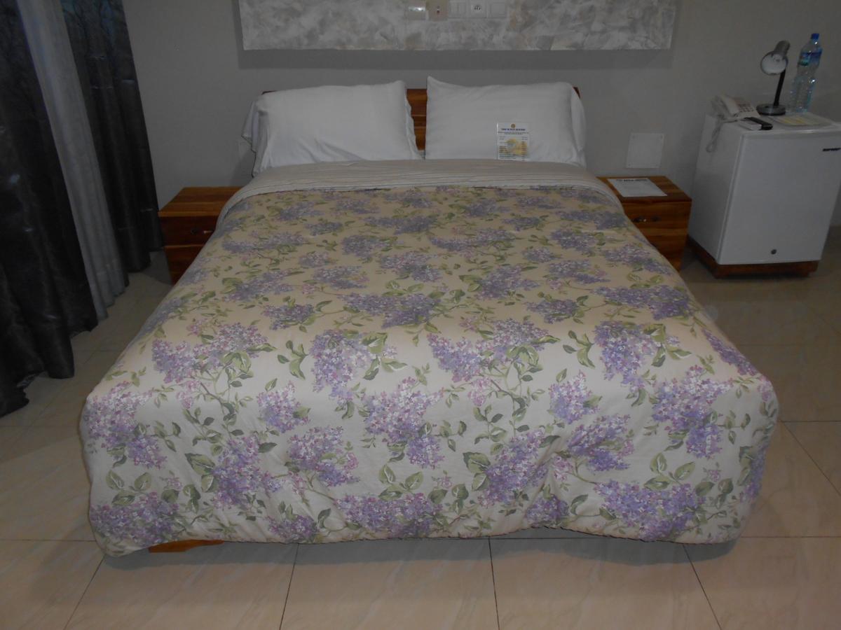 Agla Hotel Lome Bagian luar foto