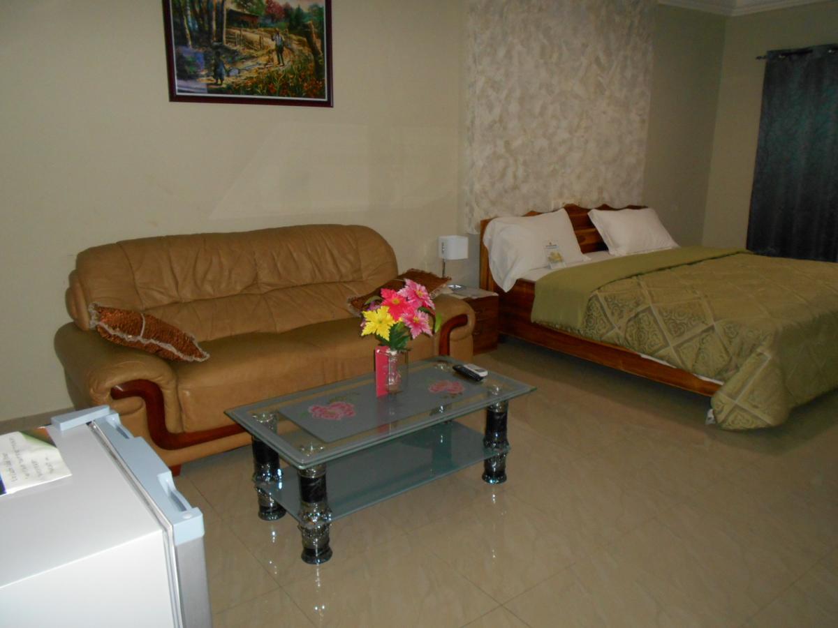 Agla Hotel Lome Bagian luar foto
