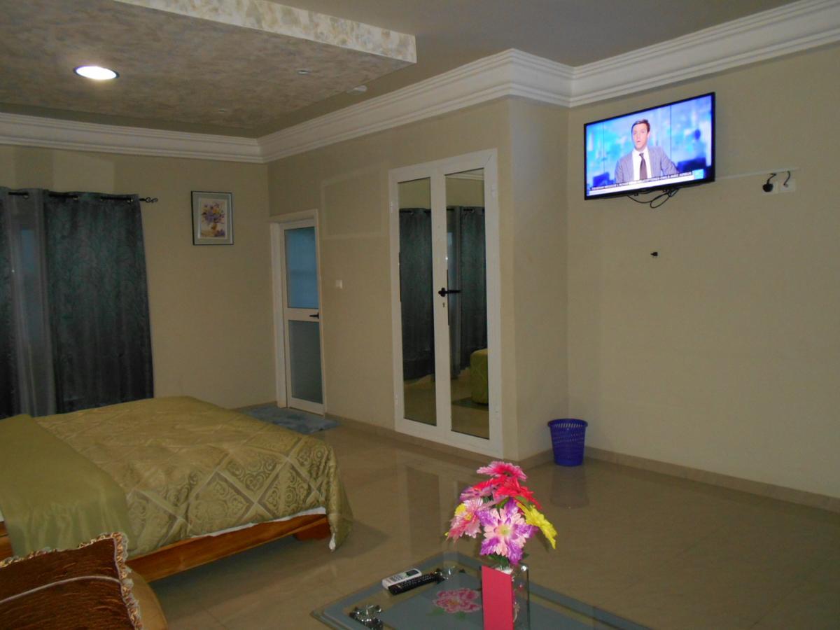 Agla Hotel Lome Bagian luar foto