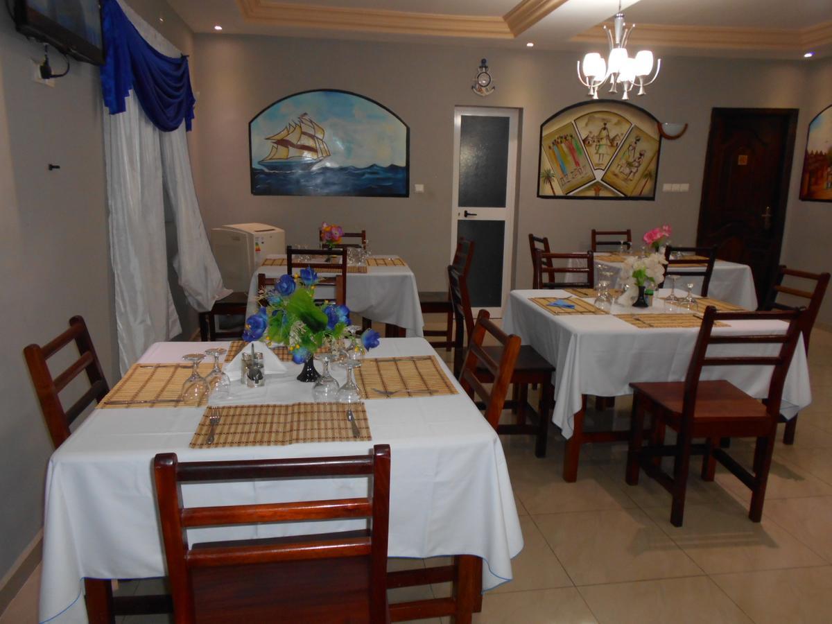 Agla Hotel Lome Bagian luar foto