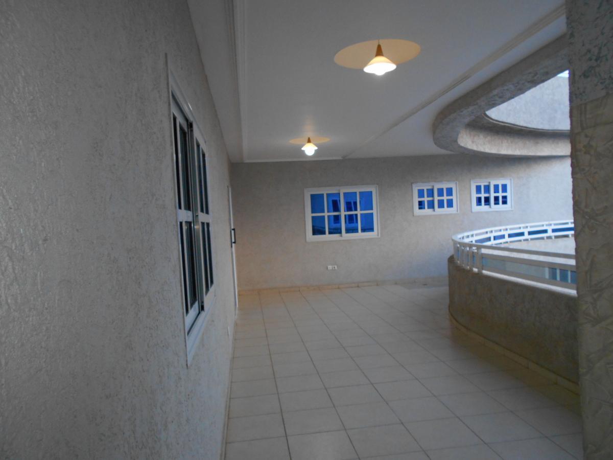 Agla Hotel Lome Bagian luar foto