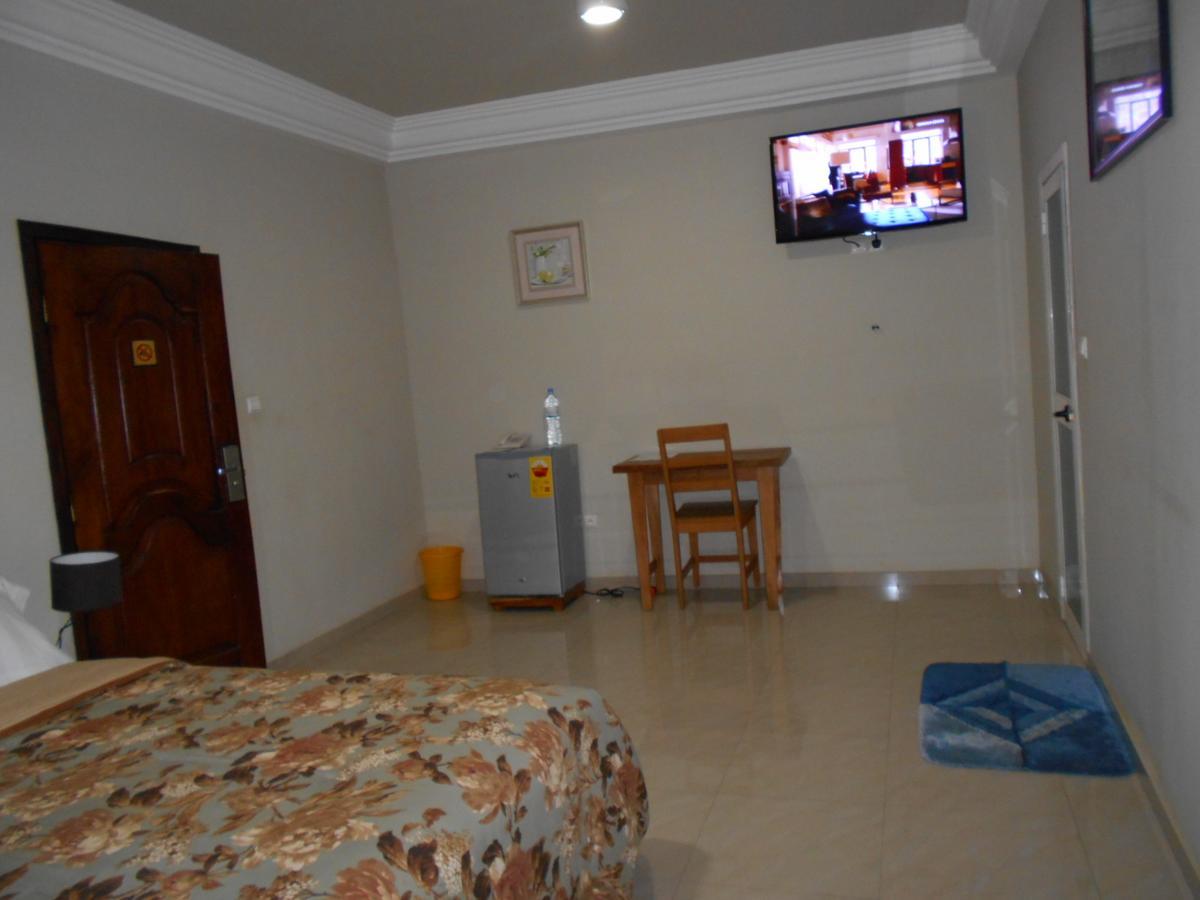 Agla Hotel Lome Bagian luar foto
